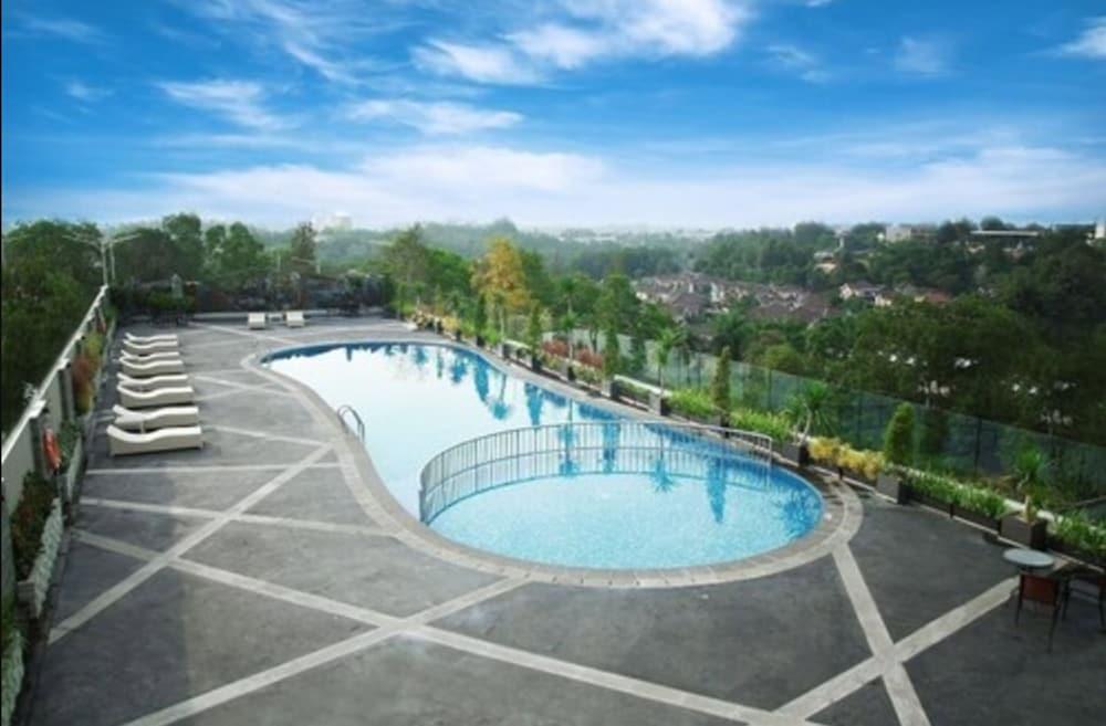 Platinum Hotel & Convention Hall Balikpapan Exterior photo