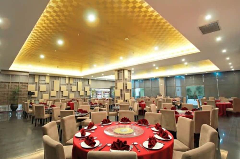 Platinum Hotel & Convention Hall Balikpapan Exterior photo