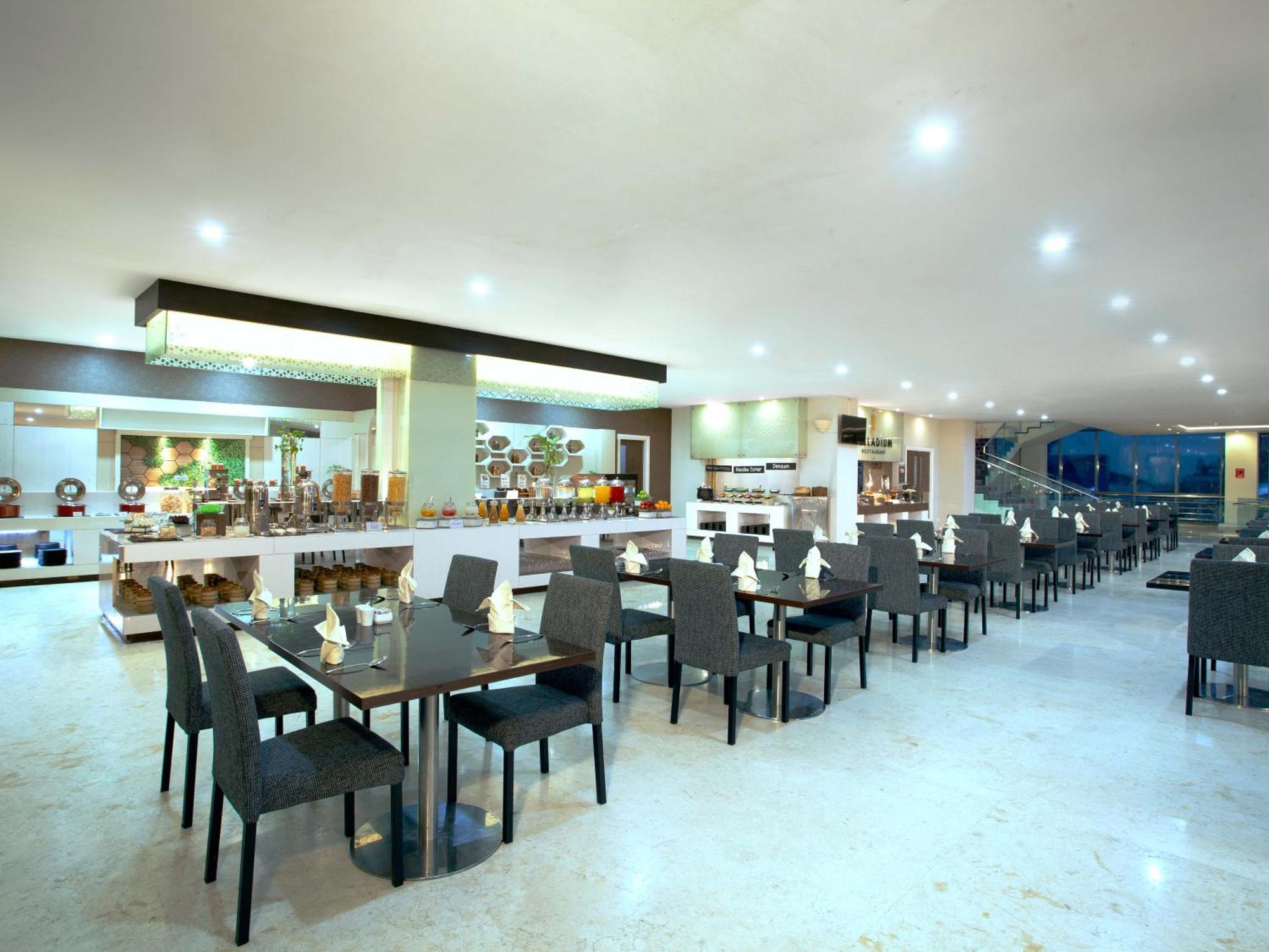 Platinum Hotel & Convention Hall Balikpapan Exterior photo