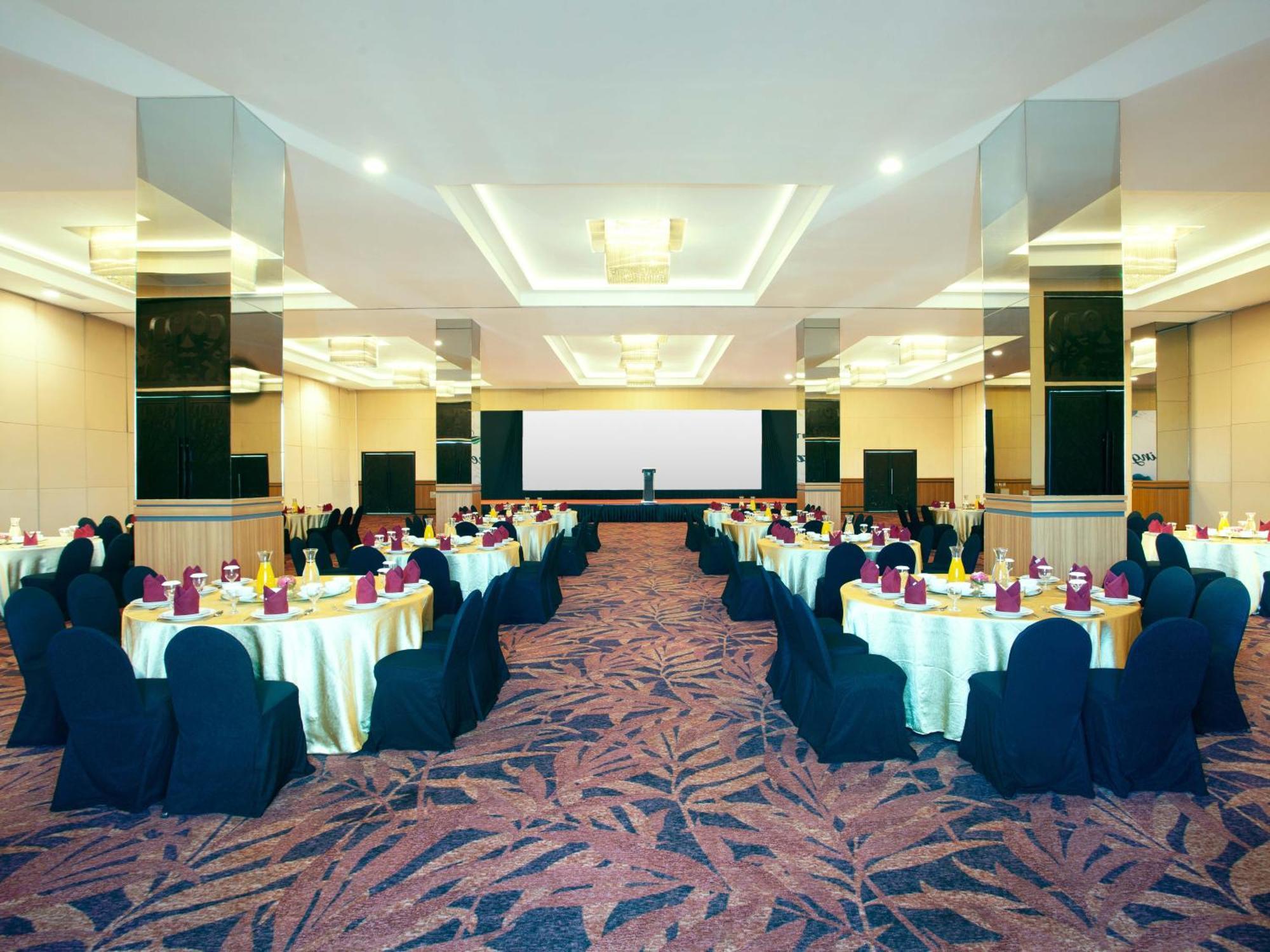 Platinum Hotel & Convention Hall Balikpapan Exterior photo