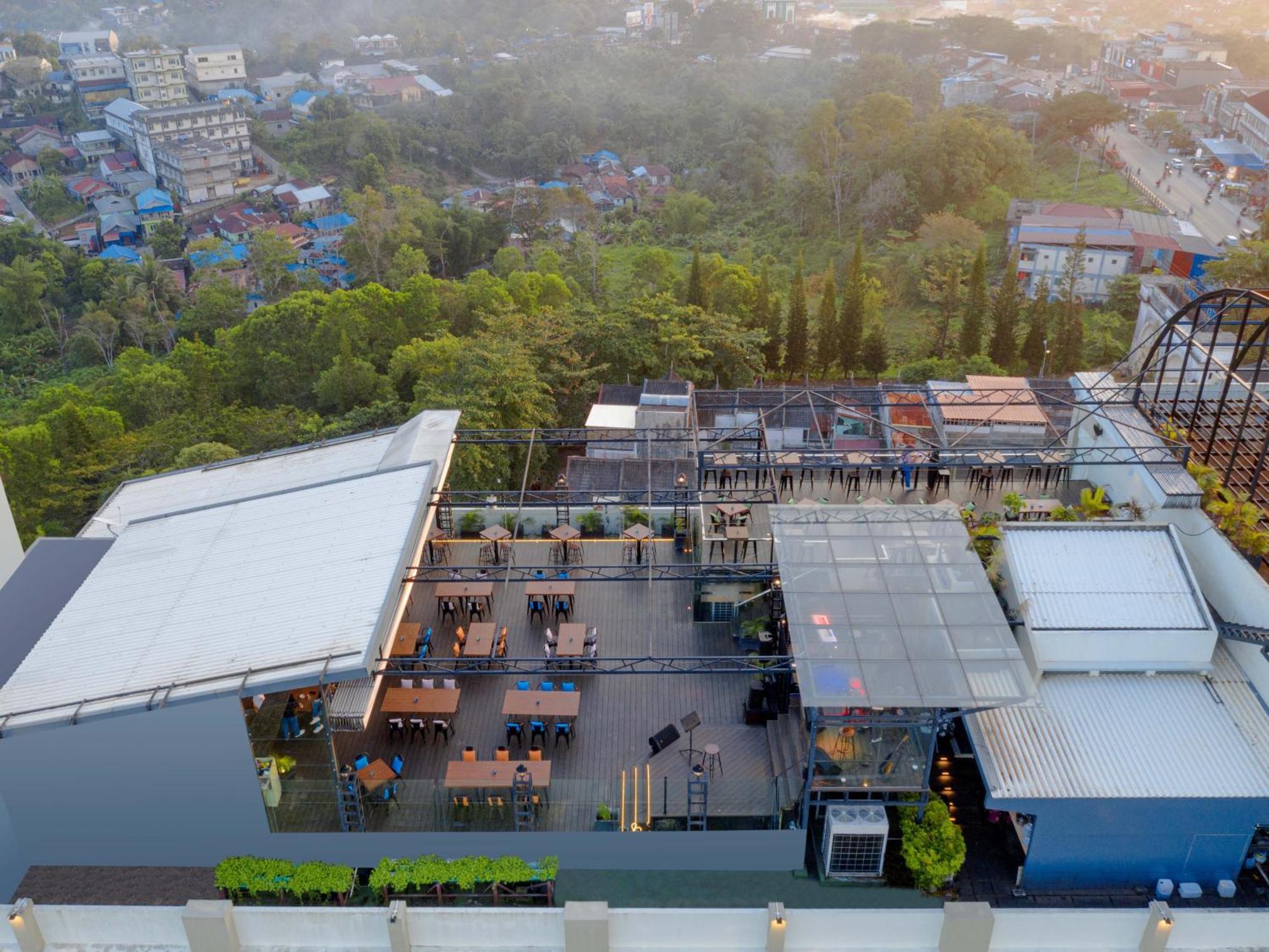 Platinum Hotel & Convention Hall Balikpapan Exterior photo