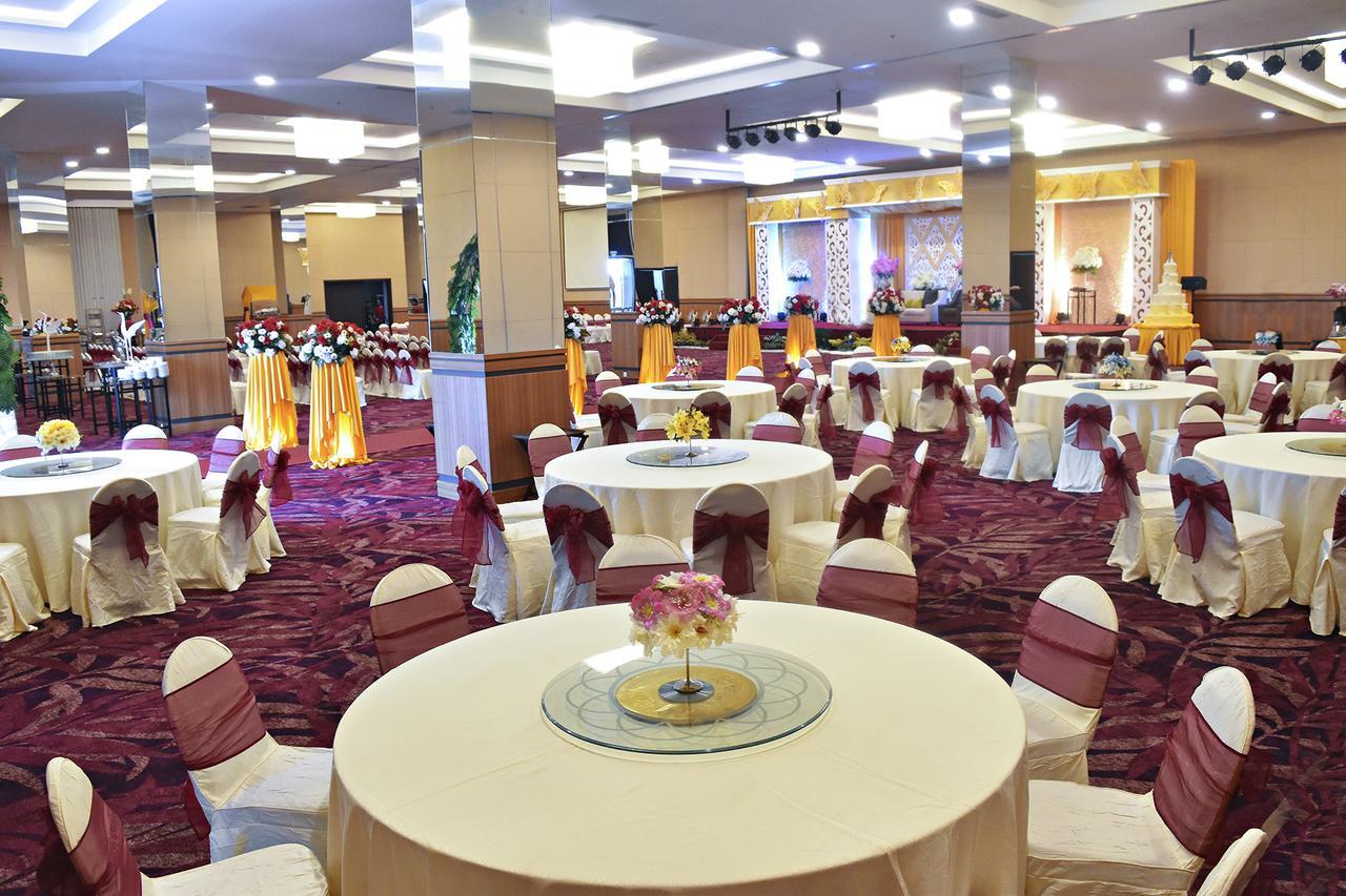 Platinum Hotel & Convention Hall Balikpapan Exterior photo